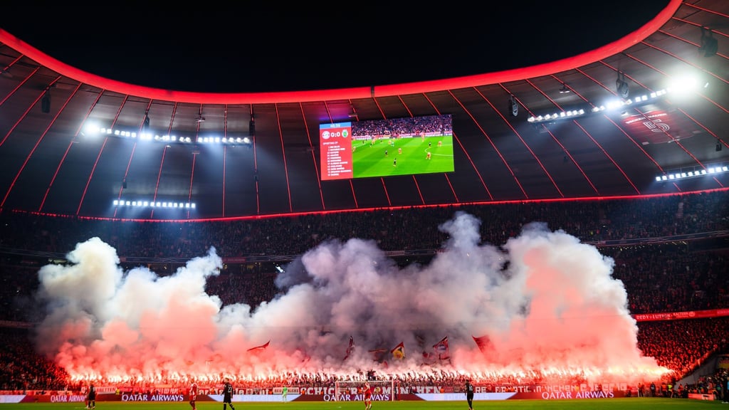 Nach der Pause zündeten die Bayern-Fans in der Südkurve massiv Pyrotechnik.