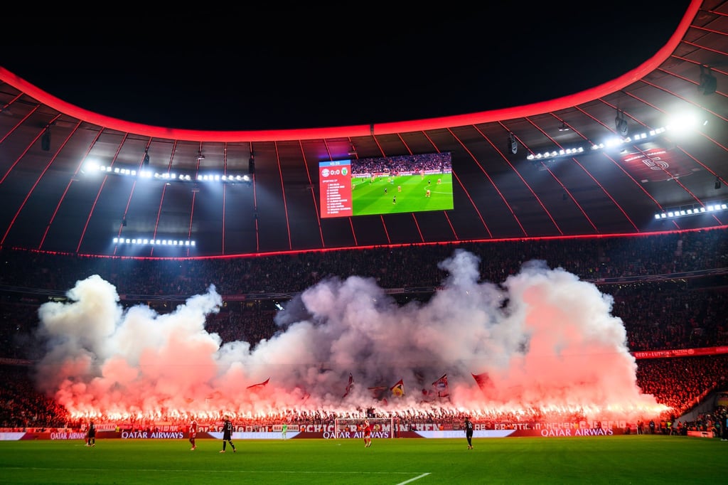 Nach der Pause zündeten die Bayern-Fans in der Südkurve massiv Pyrotechnik.