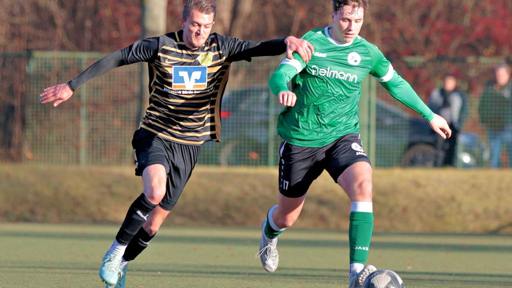 Kampf um den Ball: Drohndorfs Steven Jüttner (links) gegen Rotation-Spieler Niklas Hain. Der FSV Drohndorf jubelte am Ende. 
