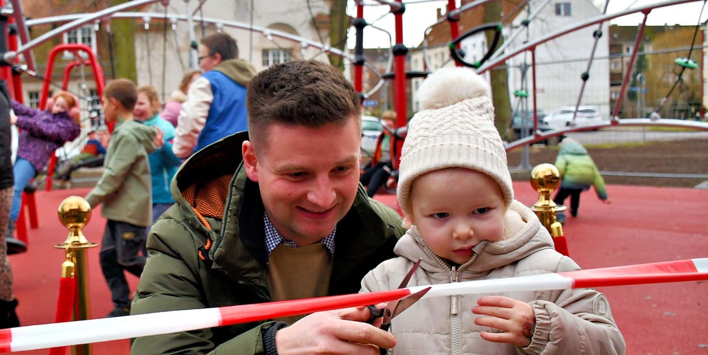 Die dreijährige Mathilda schnitt mit ihrem Vater Johannes Hänsel das Band durch. Im Hintergrund testeten Kinder die Geräte ausgiebig. Zehntklässler der Fontane-Schule kümmerten sich bei der Einweihung um das kulinarische Wohl der Gäste  und finanzieren damit ihre Abschlussfeier. 