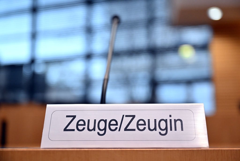 Oberlandesgerichts Karlsruhe: Jugendliche ab 15 Jahren dürfen eigenständig über ihr Aussageverhalten vor Gericht entscheiden.