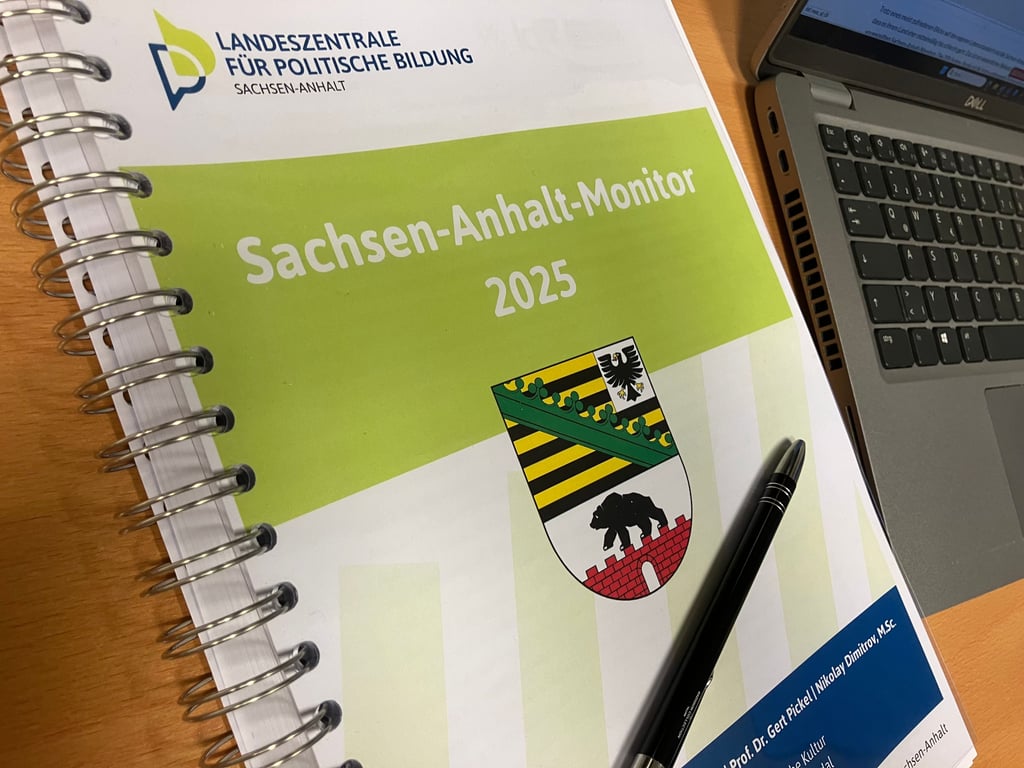 220 Seiten Papier: Der Sachsen-Anhalt-Monitor 2025 untersucht die politischen Einstellungen der Landesbewohner.