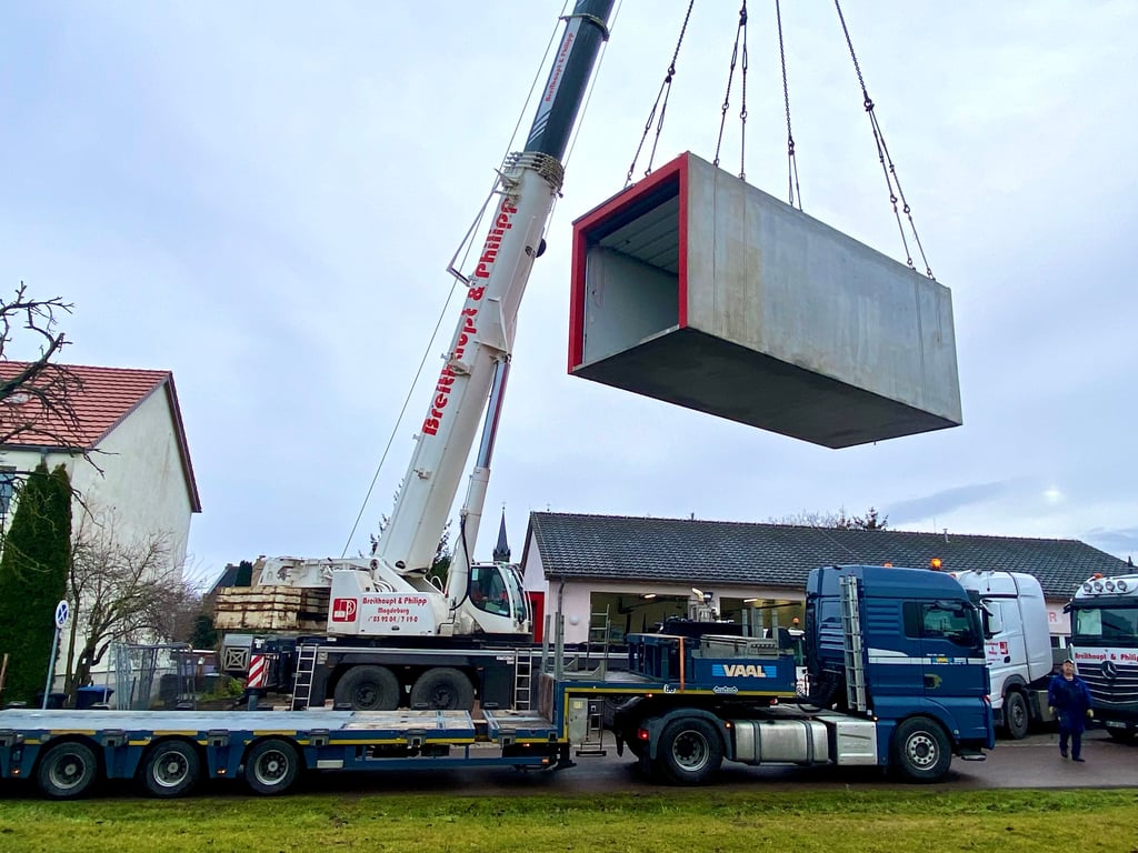 Gleich zwei Garagencontainer wurden zur Feuerwehr Aderstedt angeliefert. 