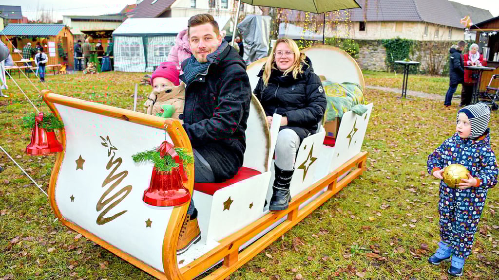 Dieser schöne Schlitten lud die Besucher auf dem Weihnachtsmarkt in Westeregeln zu einer kurzen Verschnaufpause ein. 