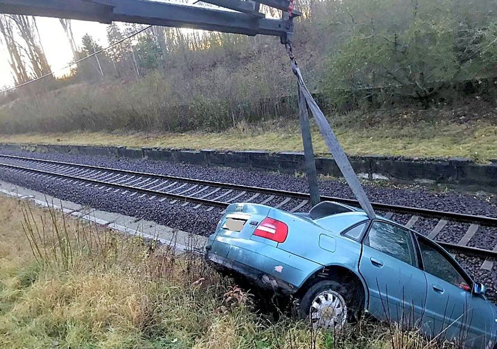 Ein Auto landete bei Nienburg im Gleisbett. 
