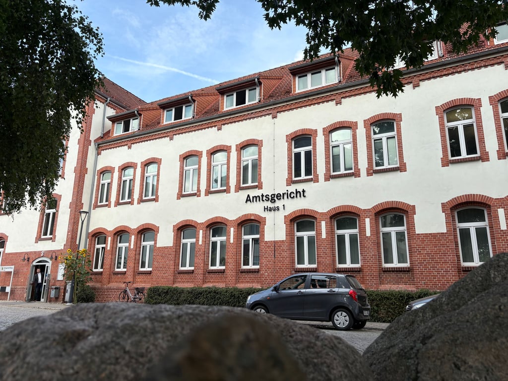 Blick auf das Amtsgericht in Burg, das in der Alten Kaserne zu finden ist.