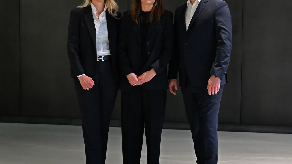 Das Führungstrio des neu gegründeten Ligaverbandes für die Fußball-Bundesliga der Frauen.