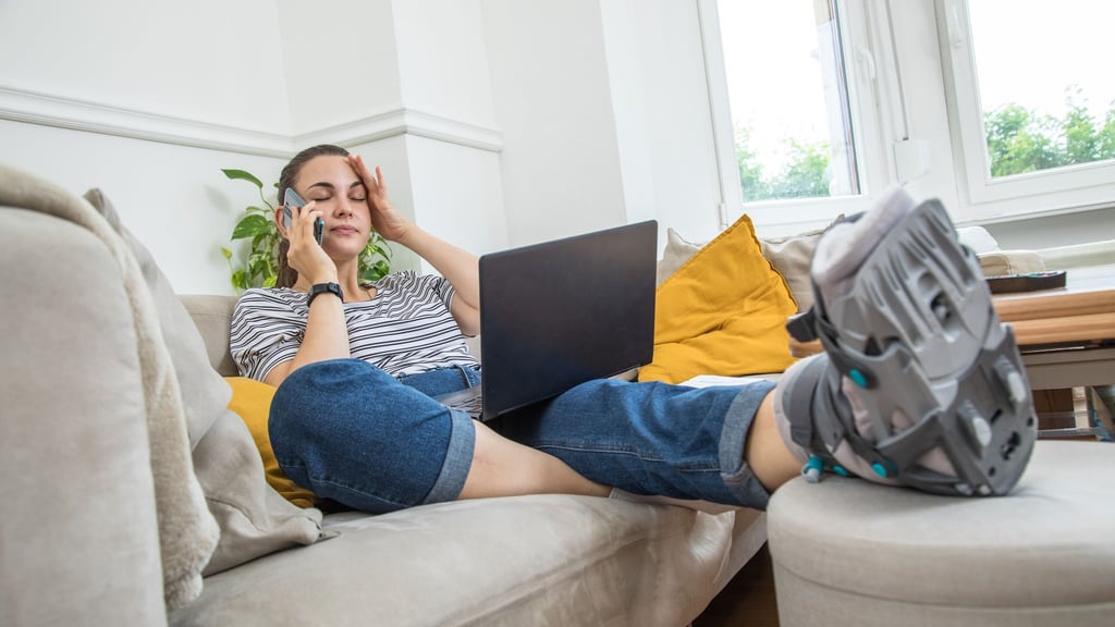 Hält den Rücken frei: Bei unvorhergesehenen Stornierungen durch Krankheit, Arbeitsplatzwechsel oder familiäre Notfälle übernimmt eine Reiserücktrittsversicherung die Kosten.