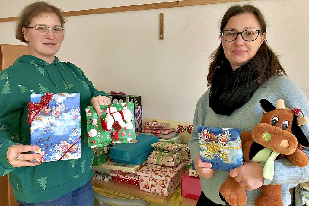  Nadine Gärtner und Katja Thierschmann-Gerlach zeigen einige der Geschenke, die man bei der Weihnachtstombola in Osterfeld gewinnen kann.   