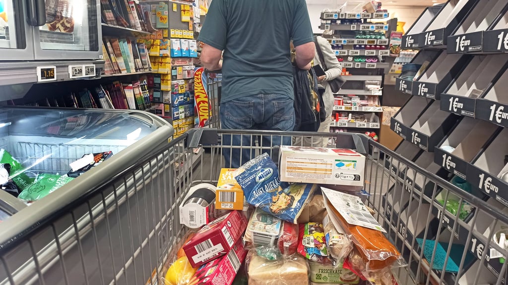 In Supermärkten warten auf die Kunden zahlreiche Fallen, die sie dazu bringen sollen, mehr Geld auszugeben. Wer sie kennt, kann Geld sparen.