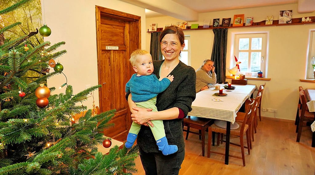 Johanna Watanabe steht mit Sohn Tommi im „Waldzimmer“, dem urigen, neu eingerichteten und nunmehr zweiten Gastraum ihres Cafés „Kommod“. 