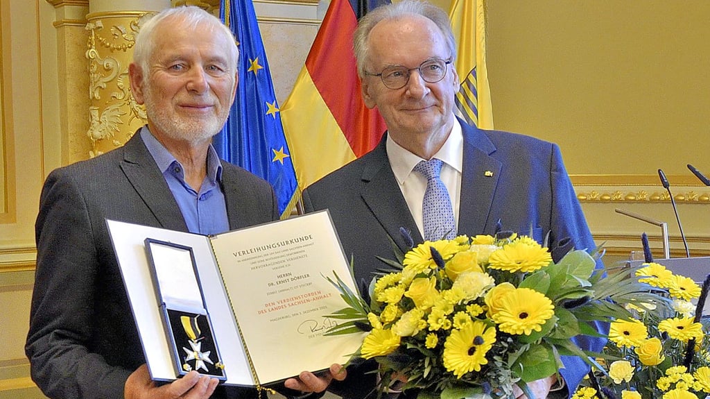 Ernst Paul Dörfler bekam den Verdienstorden  für sein Wirken im Umweltschutz. Hier mit Ministerpräsident Reiner Haseloff. 