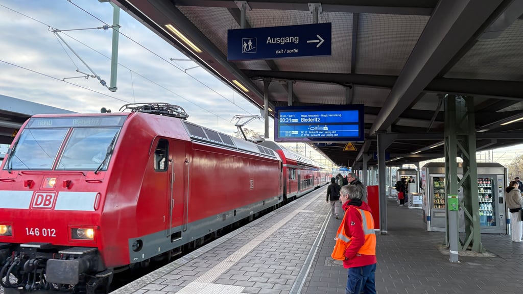 Die Regionalbahn 40 kann derzeit wegen des Stellwerkbrandes in Gerwisch nicht von Magdeburg nach Burg fahren. Während der Sperrung des Hauptbahnhofs kann die RB40 die Landeshauptstadt aus Richtung Braunschweig nicht erreichen.