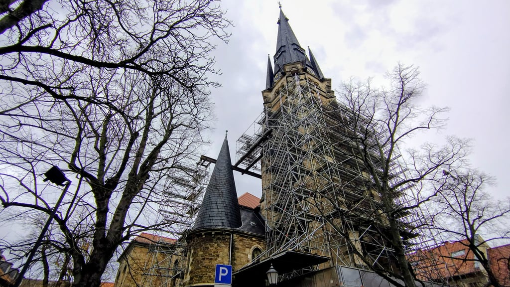Das Baugerüst an der Westseite des Konzerthauses Liebfrauen mitten in Wernigerode soll mehrere Monate stehenbleiben.