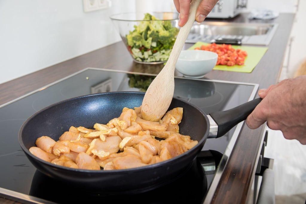 Die meisten Antihaft-Pfannen enthalten PFAS, da ihre Beschichtung aus Fluorpolymeren wie PTFE (bekannt als Teflon) besteht.