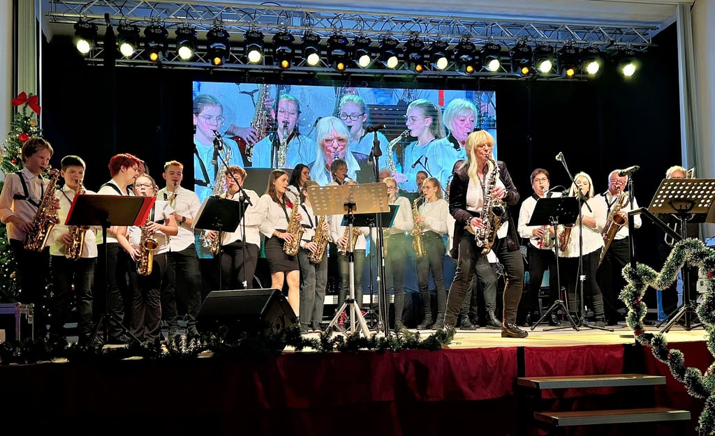 Das Orchester Sax & Fun und Katrin Eipert präsentieren weihnachtliche Melodien im ausverkauften Brehnaer Saal.