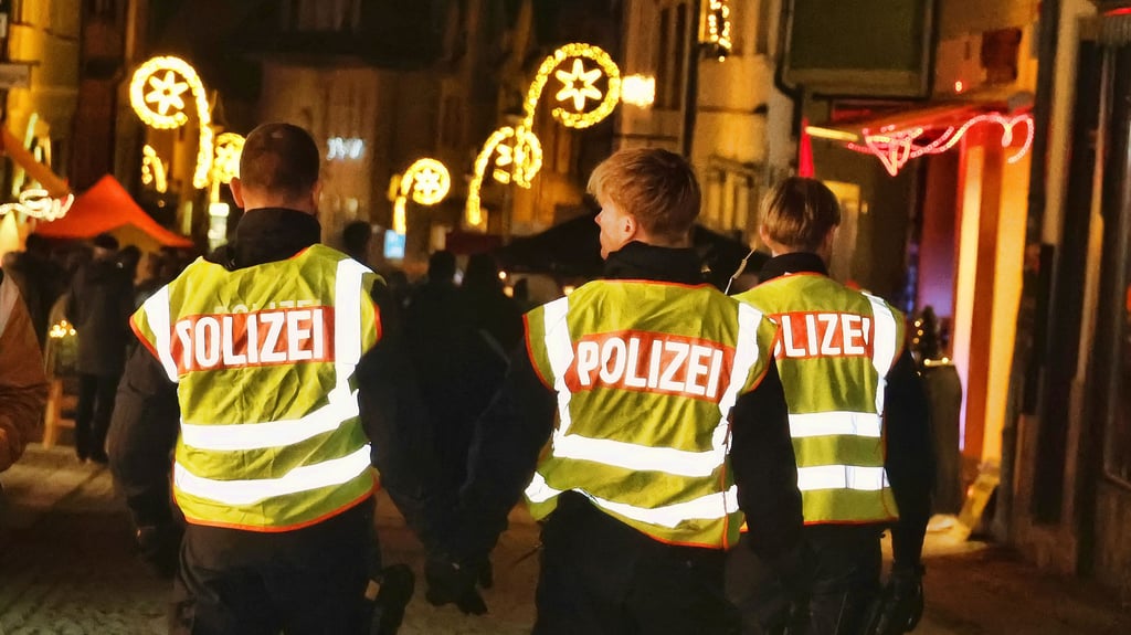 Ein 18-Jähriger bedrohte Besucher eines Weihnachtsmarktes in Mosigkau mit einem Messer. Jetzt ermittelt die Polizei.&nbsp;