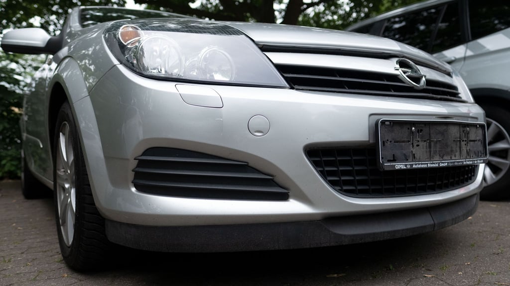 Der Diebstahl von Kfz-Kennzeichen muss umgehend bei Polizei und Versicherung gemeldet werden: Nur so ist eine schnelle Neuausstellung möglich.