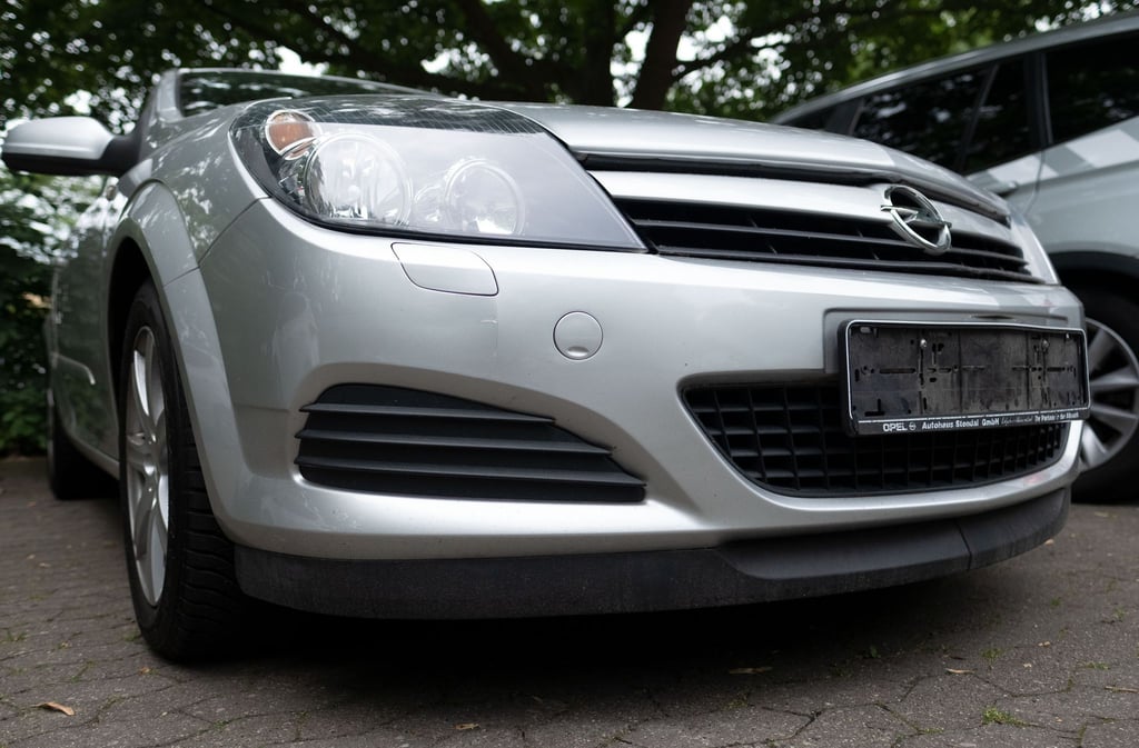 Der Diebstahl von Kfz-Kennzeichen muss umgehend bei Polizei und Versicherung gemeldet werden: Nur so ist eine schnelle Neuausstellung möglich.