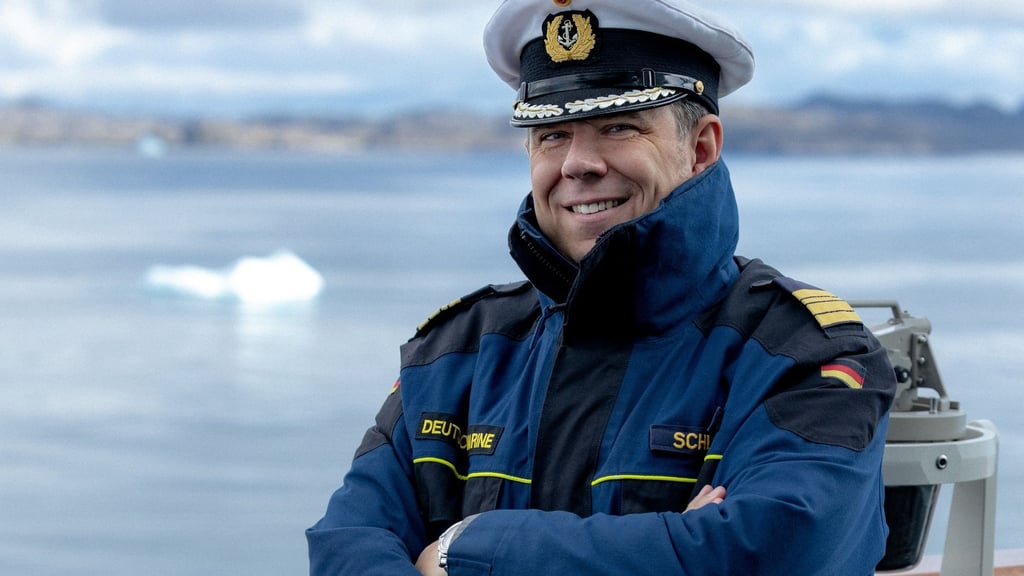 In wenigen Tagen will Kommandant Karsten Uwe Schlüter mit der „Berlin“ nach einer monatelangen Seereise zurück in Wilhelmshaven sein - bis dahin weihnachtet es auf dem Schiff.