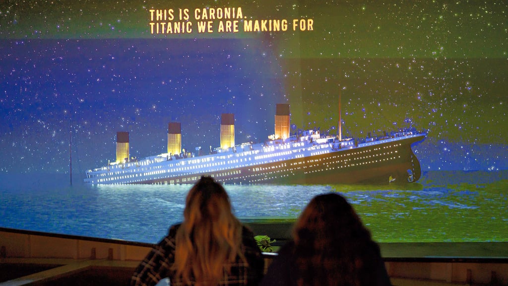 Das geht nicht gut aus: Blick vom Leipziger Rettungsboot aus auf die sinkende „Titanic“