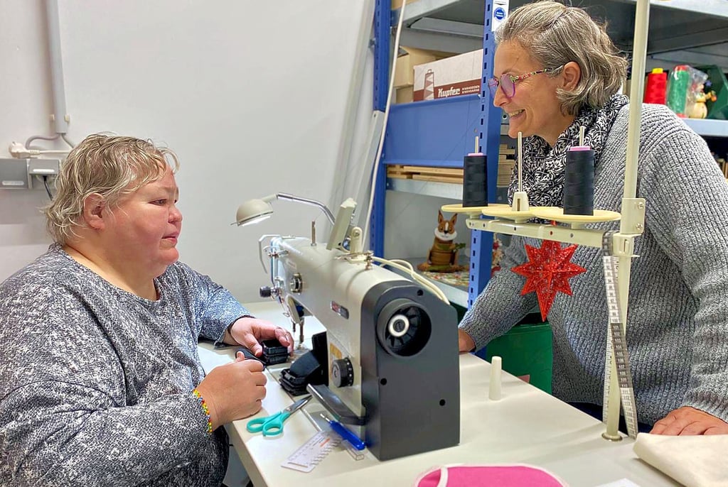 Arbeiten bis zur Rente: Doris Liebe (links) arbeitet seit 2013 in den  Werkstätten Bitterfeld-Wolfen, Mira Wiechmann ist seit  26 Jahren Gruppenleiterin.