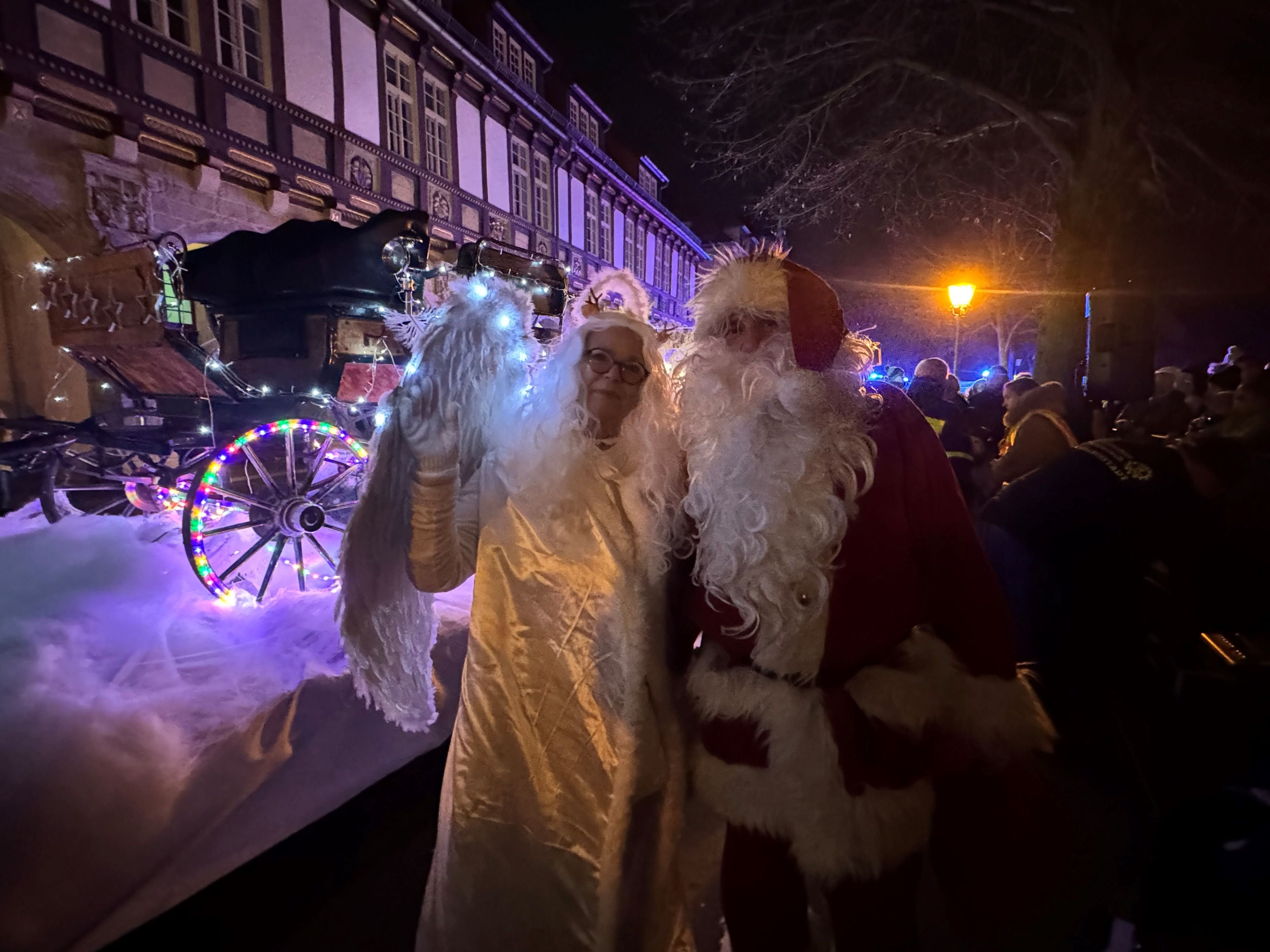 Advent im Harz: Blaulicht begleitet die Kutsche des Weihnachtsmanns durch Halberstadt
