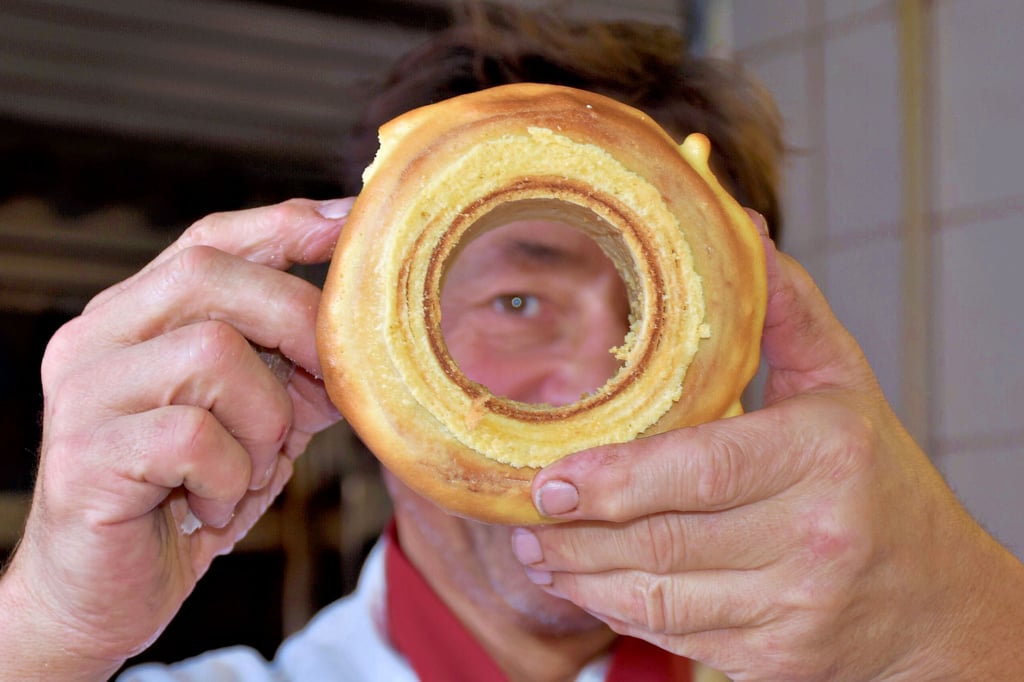 Die Herstellung von Baumkuchen ist sehr zeitintensiv. Jede Schicht wird einzeln auf einer sich drehenden Walze gebacken.