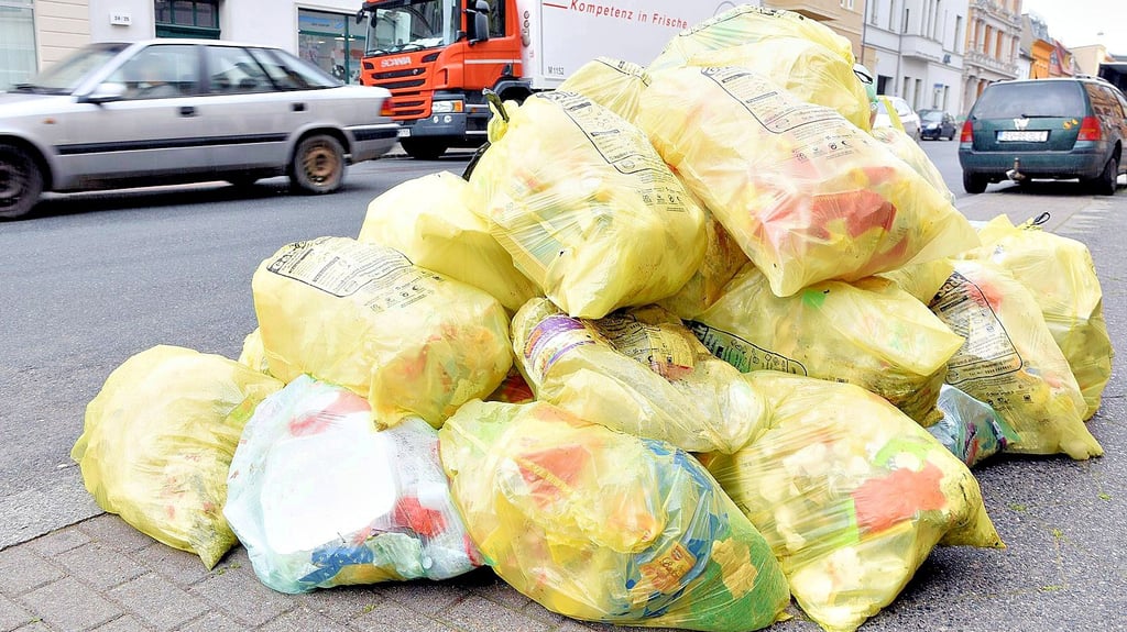 Leichtverpackungen werden in Anhalt-Bitterfeld weiter über Gelbe Säcke und Tonnen entsorgt. Regie führt nun allerdings Remondis.