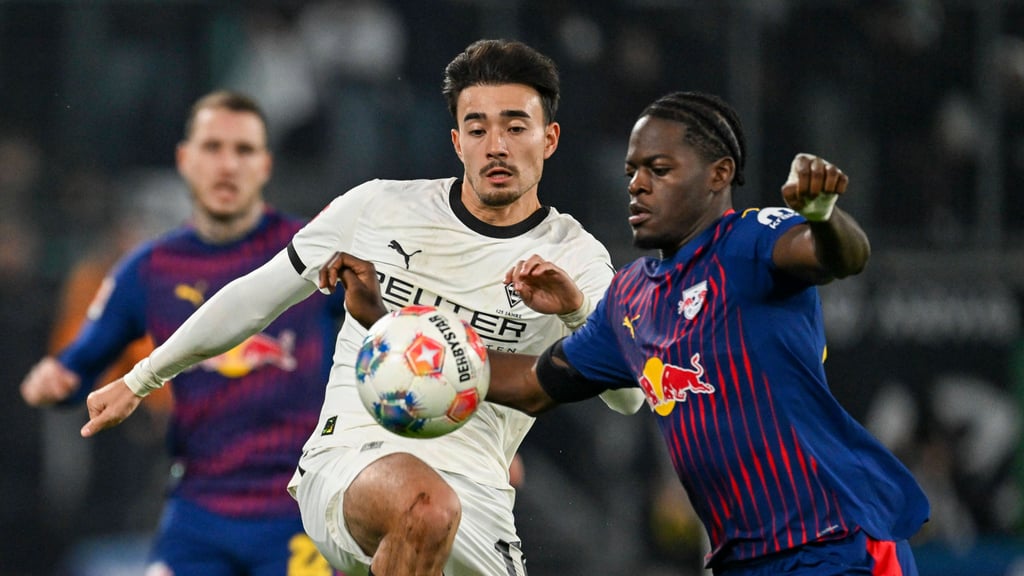 Castello Lukeba (r.) im Duell mit Gladbach-Profi Jens Castrop.