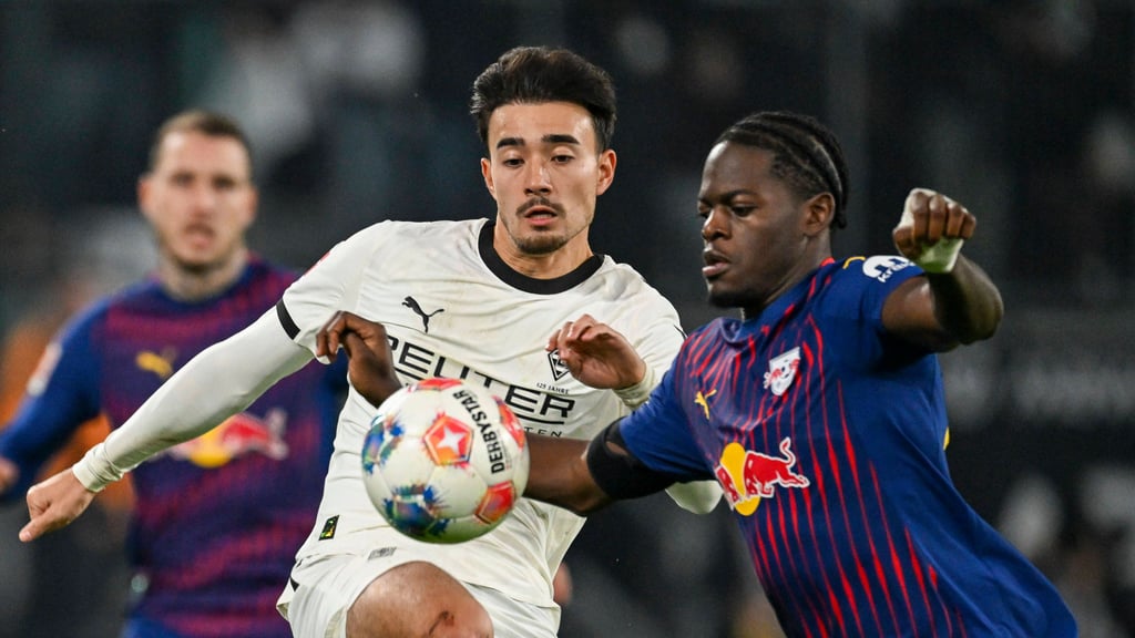 Castello Lukeba (r.) im Duell mit Gladbach-Profi Jens Castrop.