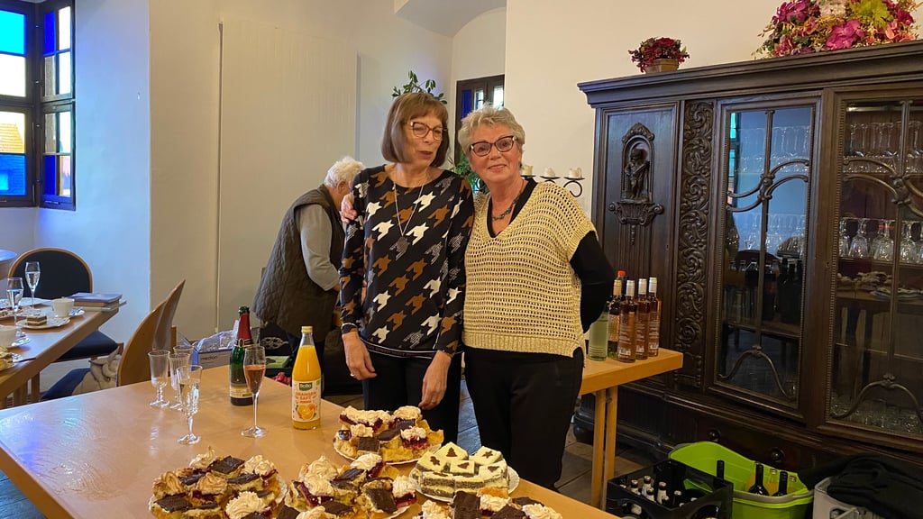 Gerlinde Weiland (links) und Angelika Odenbach bringen jede Menge gute Laune hinter den Kuchentresen.