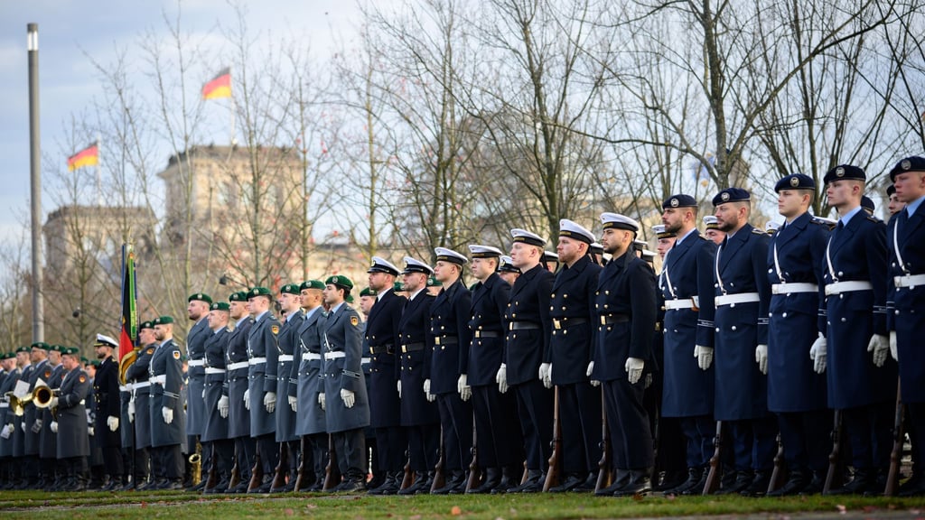 Gelöbnis zum 70. Jahrestag der Bundeswehr vor dem Kanzleramt - Kosten: 550 000 Euro.