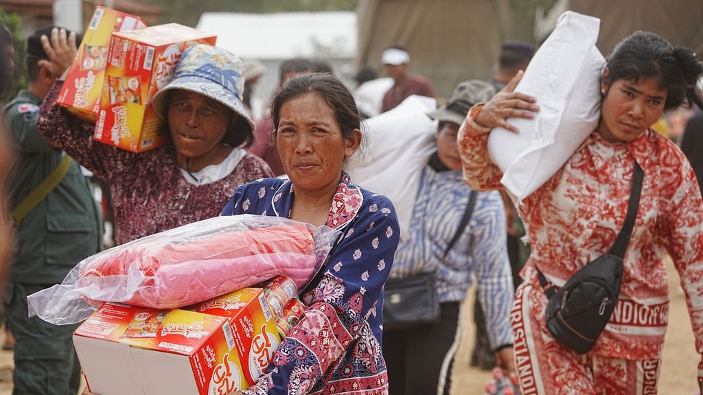 Evakuierte haben in der Provinz Oddar Meanchey im Norden Kambodschas Lebensmittel erhalten.