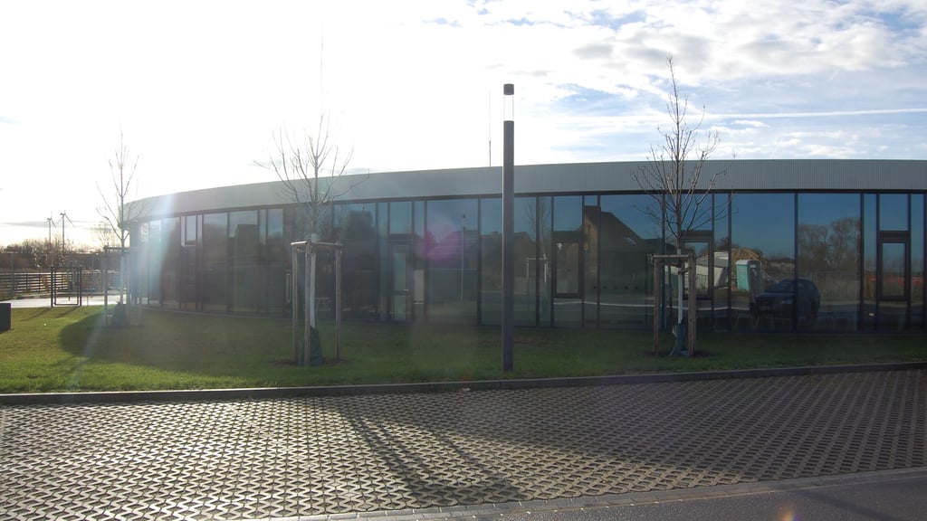 Auch im Dezember hat die Wintersonne genug Kraft, sodass in der neuen Kita eine Verdunkelung der Räume für den Mittagsschlaf nötig ist. 