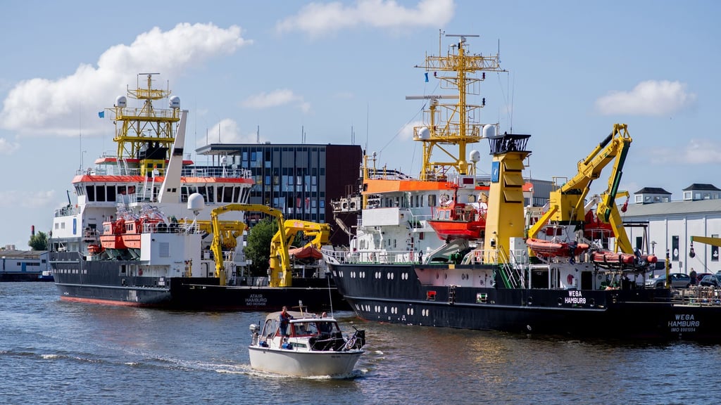 Das Mehrzweckschiff „Wega“ (r) des Bundesamtes für Seeschifffahrt und Hydrographie (BSH) soll durch einen Neubau ersetzt werden.