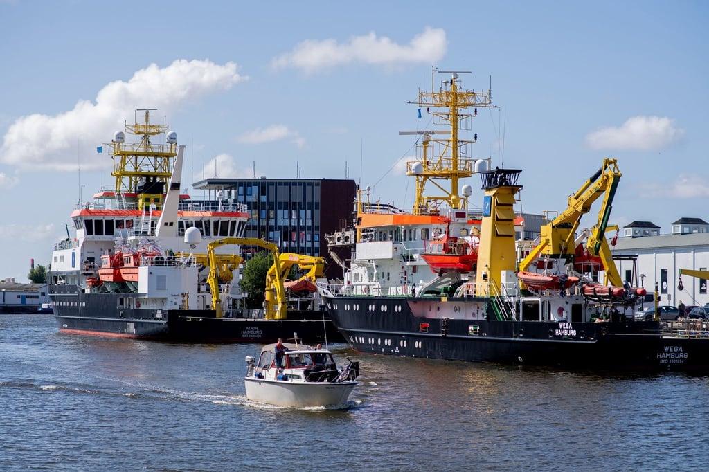Das Mehrzweckschiff „Wega“ (r) des Bundesamtes für Seeschifffahrt und Hydrographie (BSH) soll durch einen Neubau ersetzt werden.