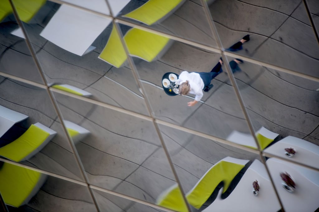 Ab Januar 2026 steigt der Mindestlohn auf 13,90 Euro pro Stunde, wodurch die Verdienstgrenze für Minijobs auf 603 Euro im Monat angehoben wird.