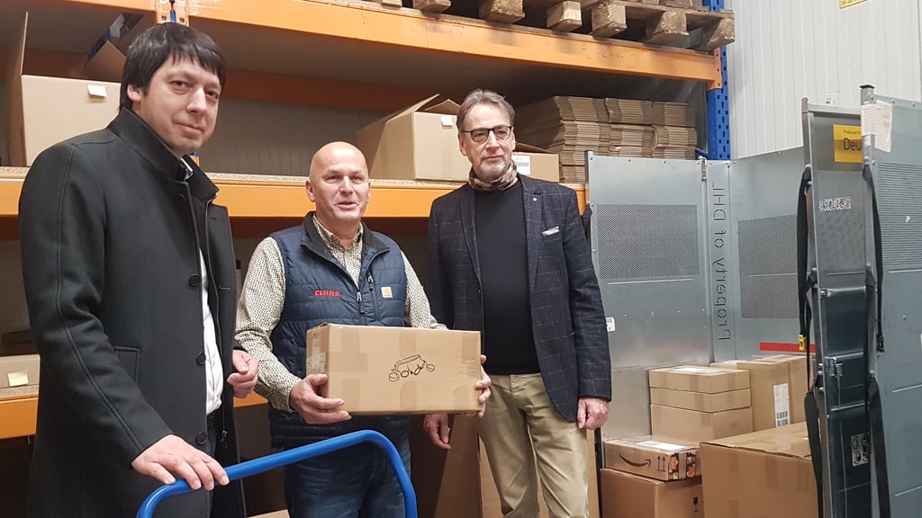 Im Versandraum des Landmaschinenhandels Rahmsdorf GmbH in Seehausen (Altmark), von links: Landrat Patrick Puhlmann, Rahmsdorf-Geschäftsführer Steffen Düwert, Matthias Kaschte (Arbeitsagentur). Die Gäste machen sich im Vorfeld der Jobbörse Rückkehrertag in Stendal am 27. Dezember 2025 ein Bild von dem Unternehmen.