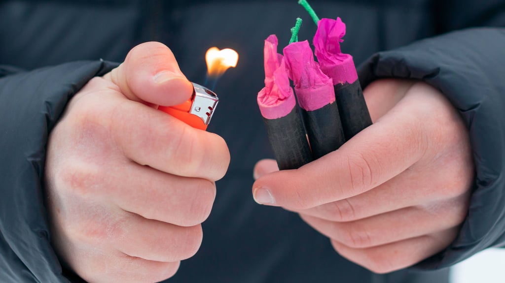 Ein Jugendlicher hat am Dienstag in Haldensleben mehrere Böller auf einen Grundschulhof geworfen.