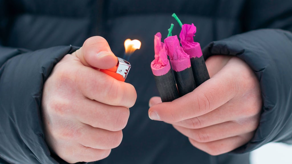Ein Jugendlicher hat am Dienstag in Haldensleben mehrere Böller auf einen Grundschulhof geworfen.