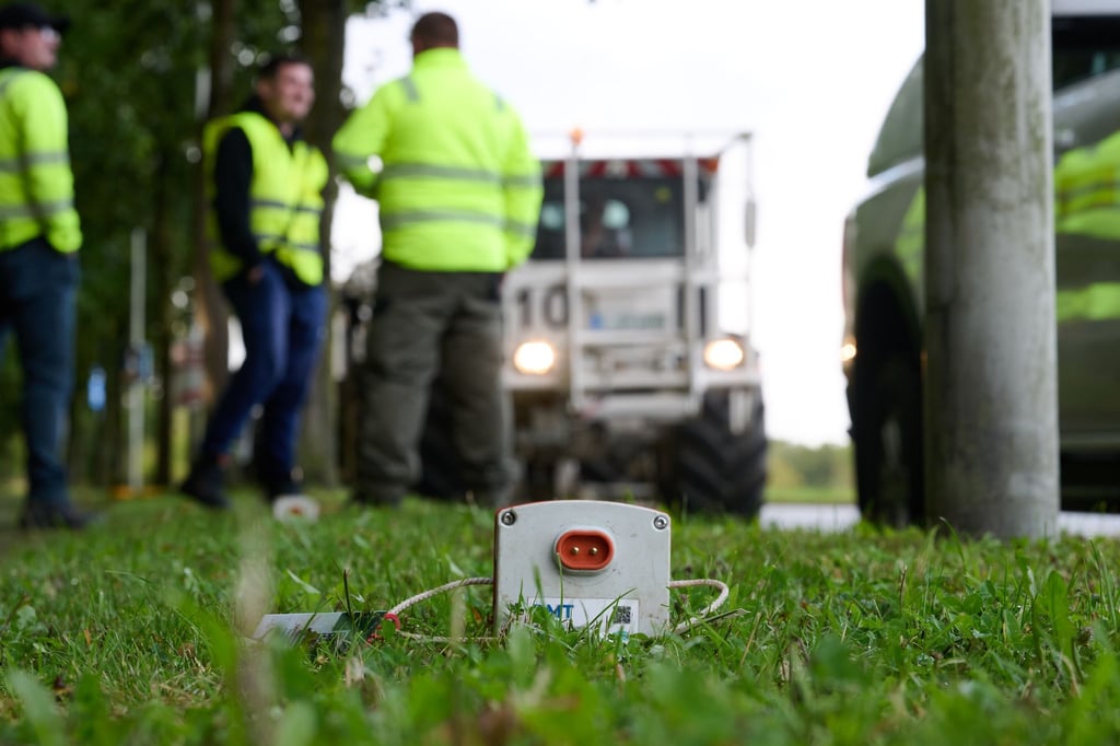 Sogenannte Geophone sollen Schallwellen, die von den Vibrationen der Spezialfahrzeuge erzeugt werden, aufzeichnen. Damit soll ein Bild des Erfurter Untergrunds entstehen und somit Auskunft über das Potenzial für Tiefengeothermie liefern. (Symbolbild)