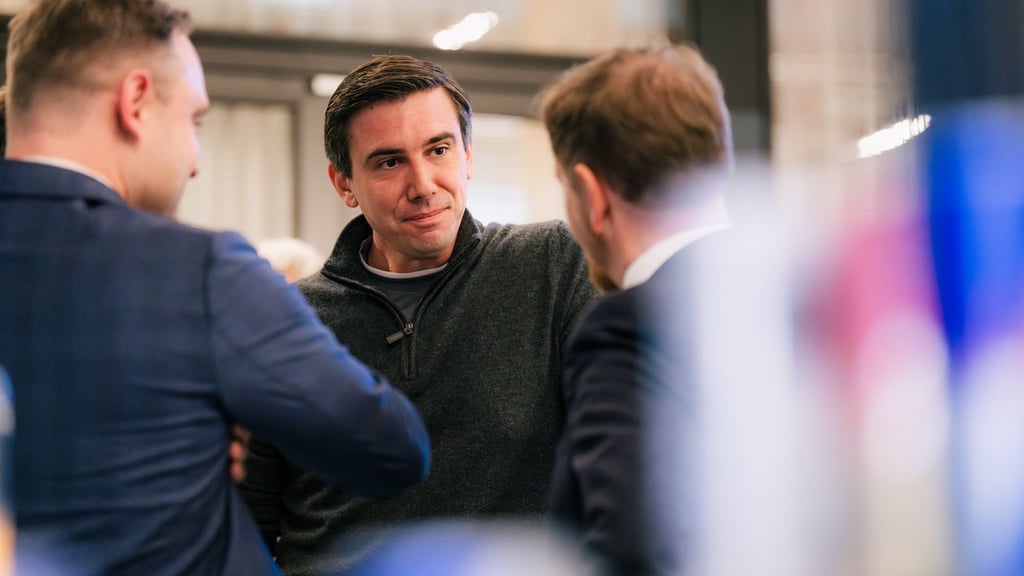 Milliardenerbe: Mark Mateschitz, Sohn von Dietrich Mateschitz im Gespräch mit Sachsen MP Michael Kretschmer.