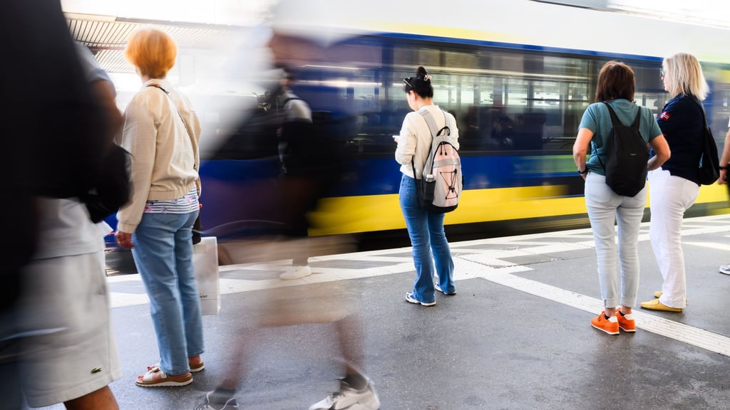 Für Bahnreisende stehen zum Fahrplanwechsel in Niedersachsen und Bremen einige Änderungen sowohl im Regional- als auch im Fernverkehr an. (Archivbild)