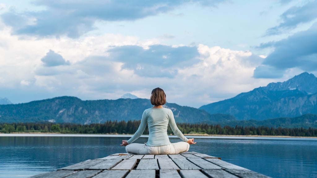 Einfach da sein und bei sich, egal, was um einen herum los ist: Dabei hilft Meditieren, etwa mit der bewährten Bergmeditation.
