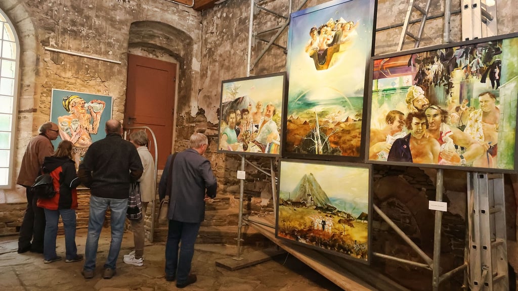 Im Mai dieses Jahres wurde Werke aus der sogenannten Mansfeld-Galerie in der Sangerhäuser Marienkirche gezeigt. Sonst sind die insgesamt 485 Bilder unter Verschluss. Nach dem Streit um die Urheberrechte wurden sie jetzt auch aus dem Internet wieder herausgenommen, wo sie zuvor kurzzeitig zu sehen waren.