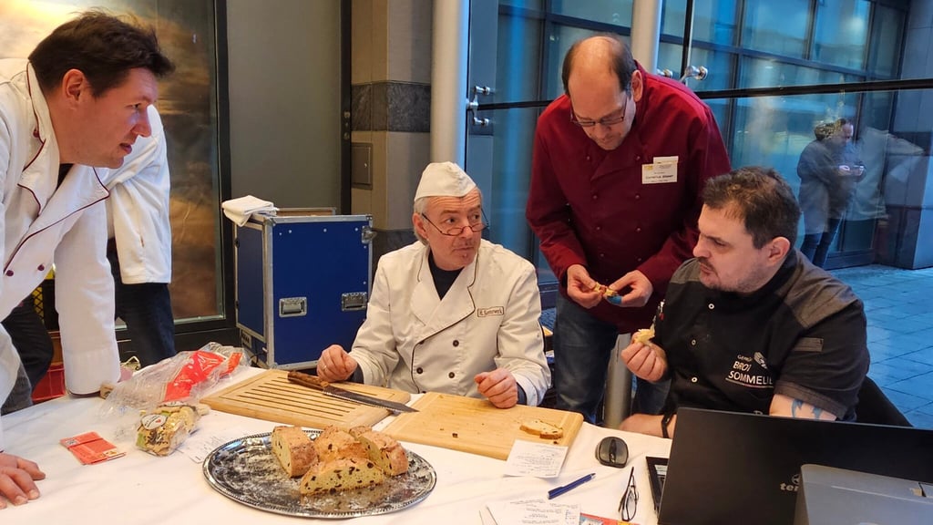 Stollenprüfung in Magdeburg: Bäckermeister Stefan Kirn, Bäckermeister Helge Sommerwerk, Bäckermeister Cornelius Glaser und der Sachverständige des Deutschen Brotinstituts, Bäckermeister und Brotsommelier Sebastian Weidelt (v.l.).