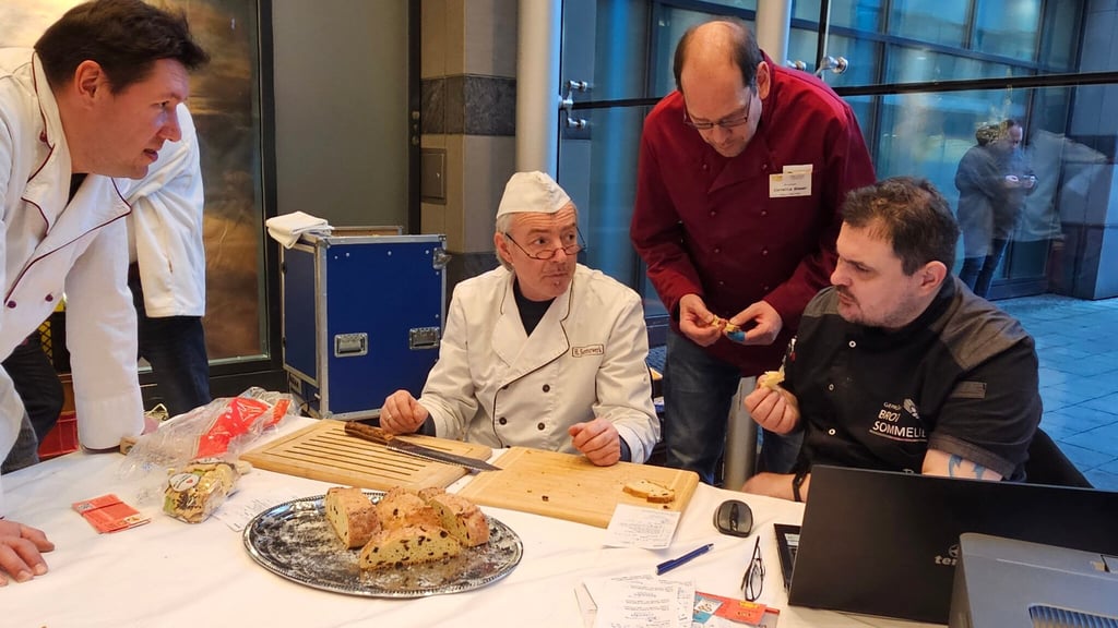 Stollenprüfung in Magdeburg: Bäckermeister Stefan Kirn, Bäckermeister Helge Sommerwerk, Bäckermeister Cornelius Glaser und der Sachverständige des Deutschen Brotinstituts, Bäckermeister und Brotsommelier Sebastian Weidelt (v.l.).