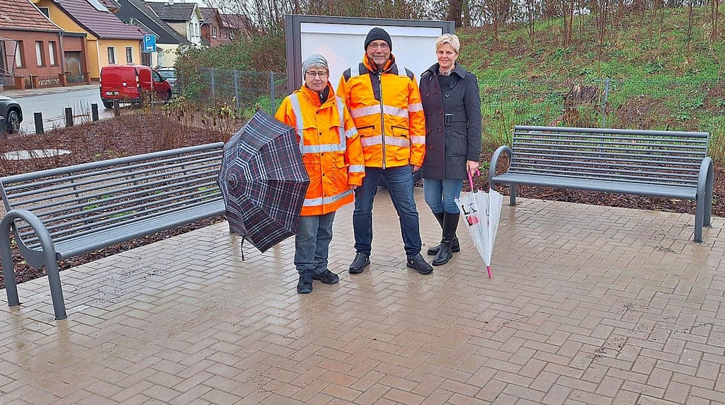 Über die neue Sitzecke mit drei massiven Bänken  freuen sich  die Vertreter aus der Stadtverwaltung sowie  von der  Bau- und Planungsfirma. 