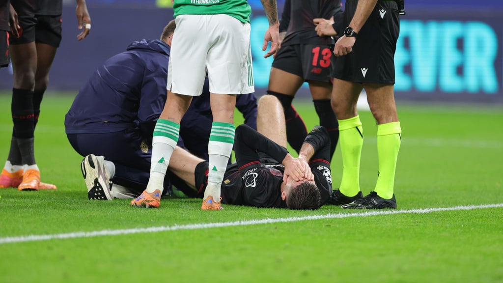 Leverkusens Patrik Schick muss nach einem Foul behandelt werden.